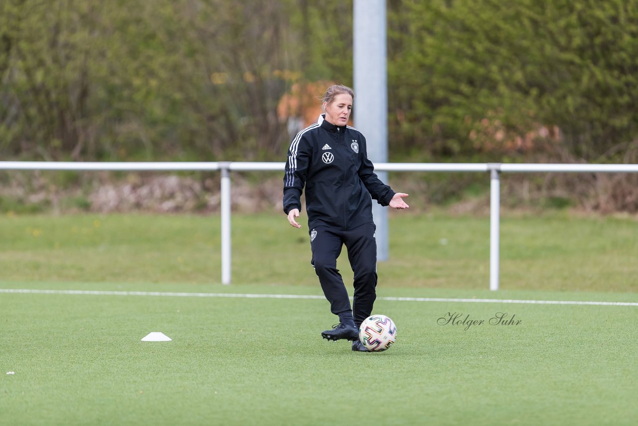 Bild 145 - Co-Trainerin der Frauen Nationalmannschaft Britta Carlson in Wahlstedt